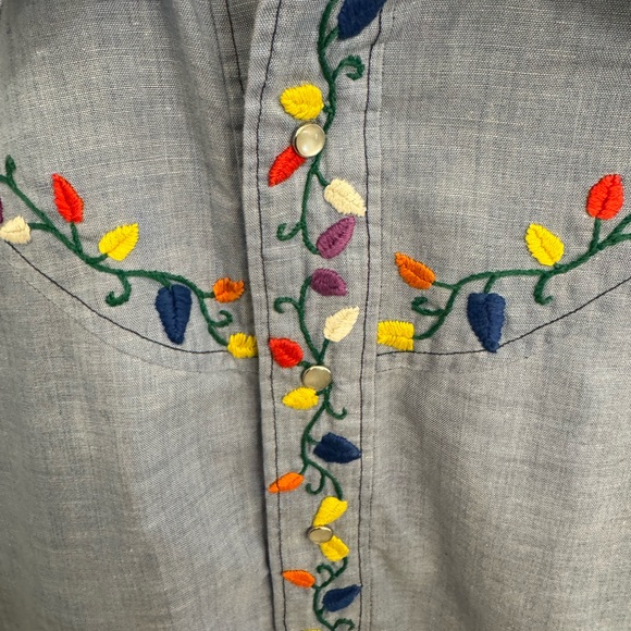 Vintage Women’s Western Chambray Button Down embellished with Embroidery details - Picture 4 of 6